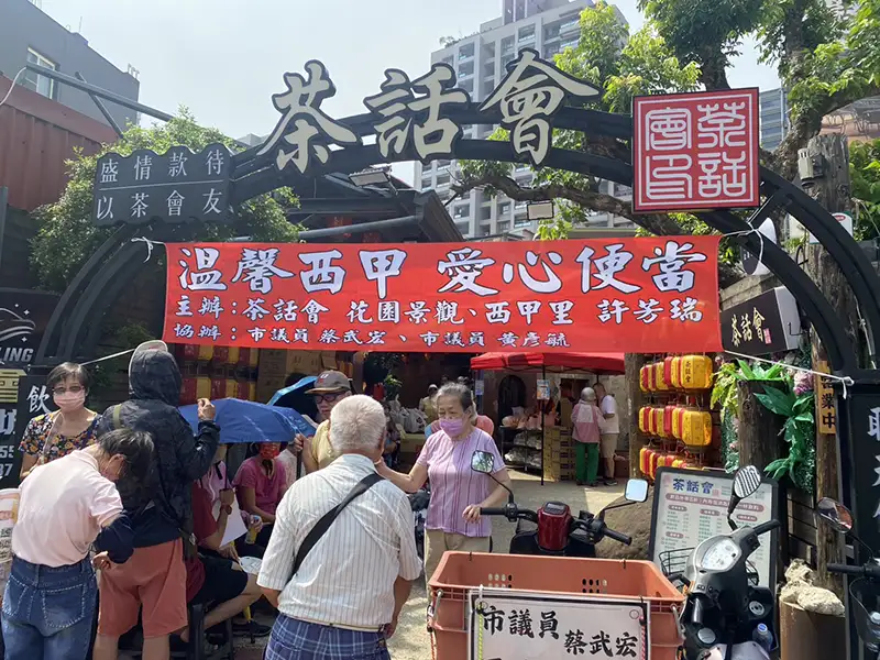 凱旋跳蚤市場送暖 許芳瑞發放300份愛心便當迎中秋