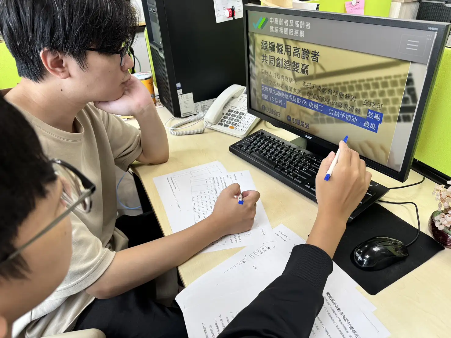 欲申請本補助計畫之事業單位，可至「中高齡者及高齡者就業相關服務網」線上申請；也可親送或郵寄資料至雲嘉南地區各就業中心。(圖/雲嘉南分署 提供)