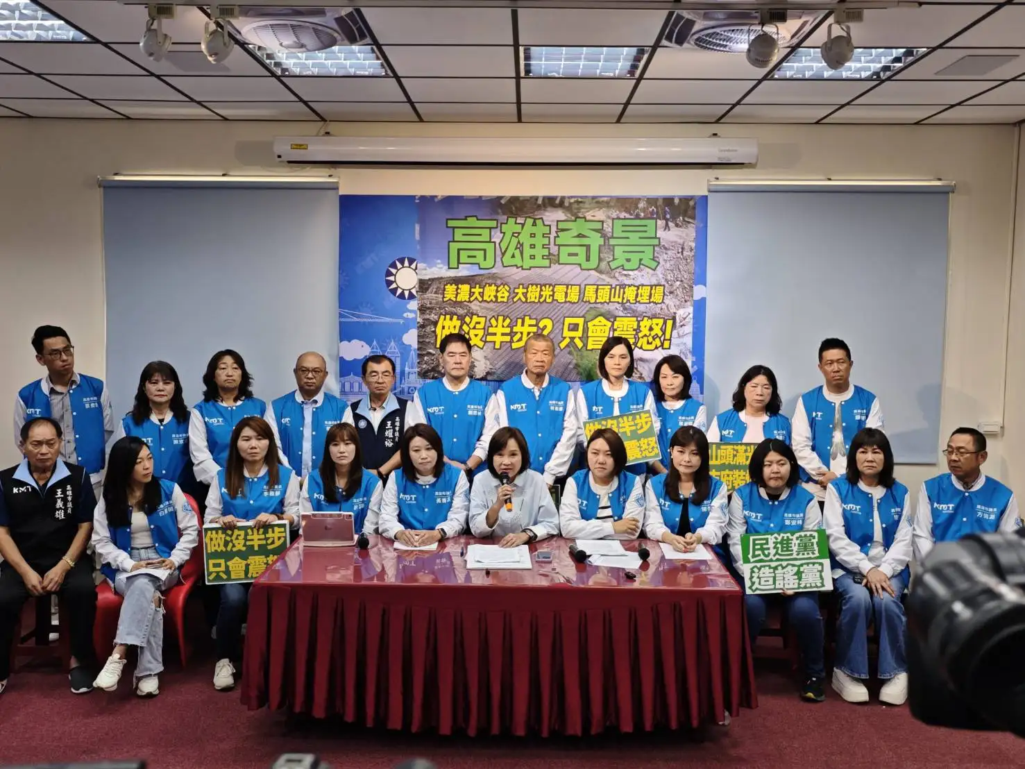 高雄市議會7日舉行市長施政報告與質詢議程，三黨團關切黑心業者濫採土石、濫倒營建廢棄物所衍生諸多爭議。（記者吳文欽攝）