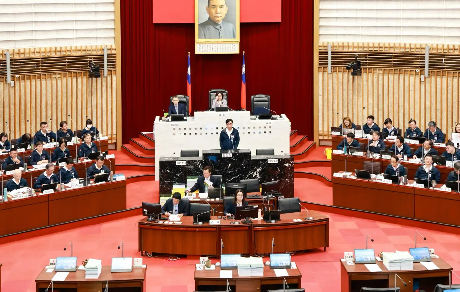 高雄市長陳其邁率領市府團隊赴議會進行施政報告，從「淨零X科技高雄」、「宜居高雄」、「幸福高雄」到「魅力高雄」四大願景，逐一闡述城市發展藍圖，期盼府會攜手合作，共同推動高雄持續蛻變與前進。（記者吳文生攝）