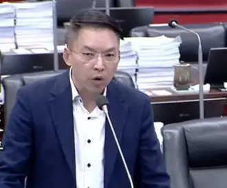 市議員黃文益在議會為第一線執勤員警的安全裝備發聲，強調給予最完善的防護，是我們共同的責任。（記者吳文生攝）