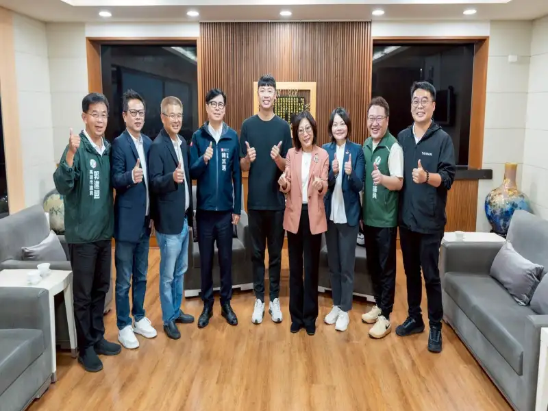 FOCASA馬戲藝術節登場高雄港灣　團長林智偉率隊進議會致謝