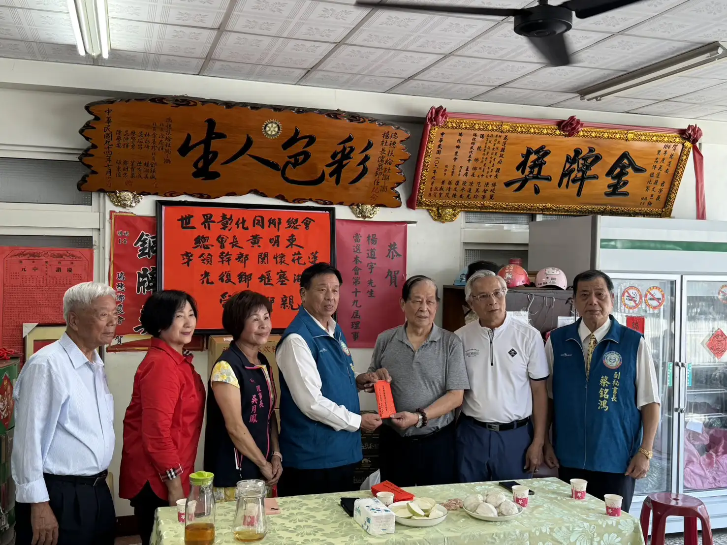 世界彰化同鄉總會總會長黃明東伉儷率團前往花蓮光復鄉慰問受災鄉親,致贈慰問金與伴手禮,場面溫馨感人。(世界彰化同鄉總會提供
