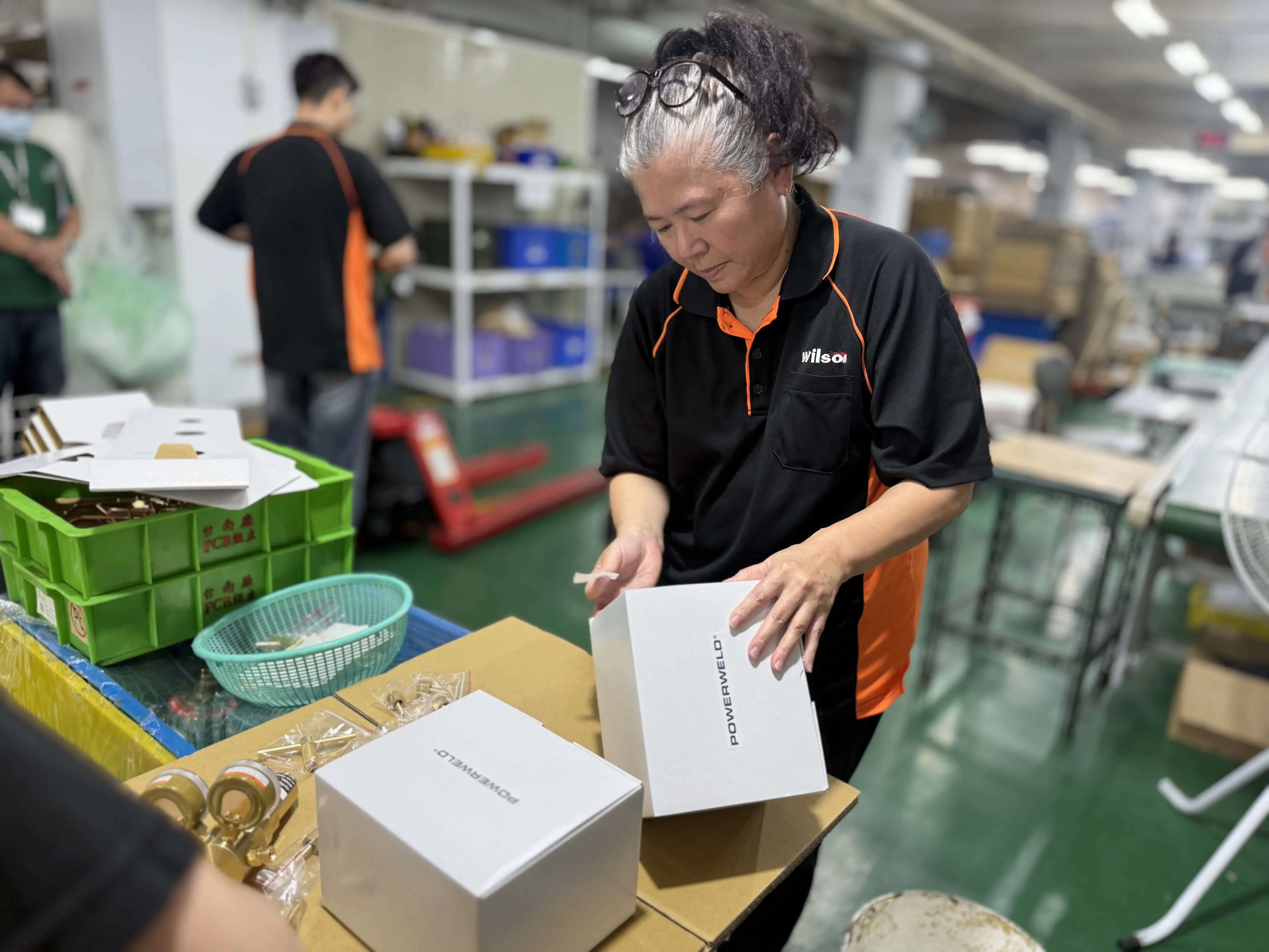 離開旅行社的羅姐苦尋工作不著，所幸在新營就業中心的協助下，搭配多項就業促進工具，成功媒合至威舜股份有限公司擔任包裝員。(圖/勞發署雲嘉南分署 提供）
