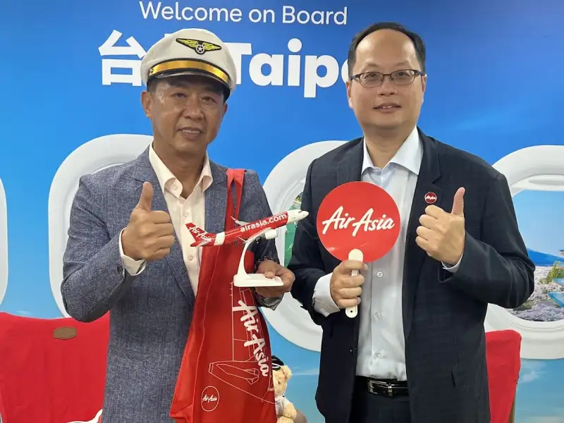 許智傑爭取高雄新航線　拜訪亞航與獅航推動航空產業發展