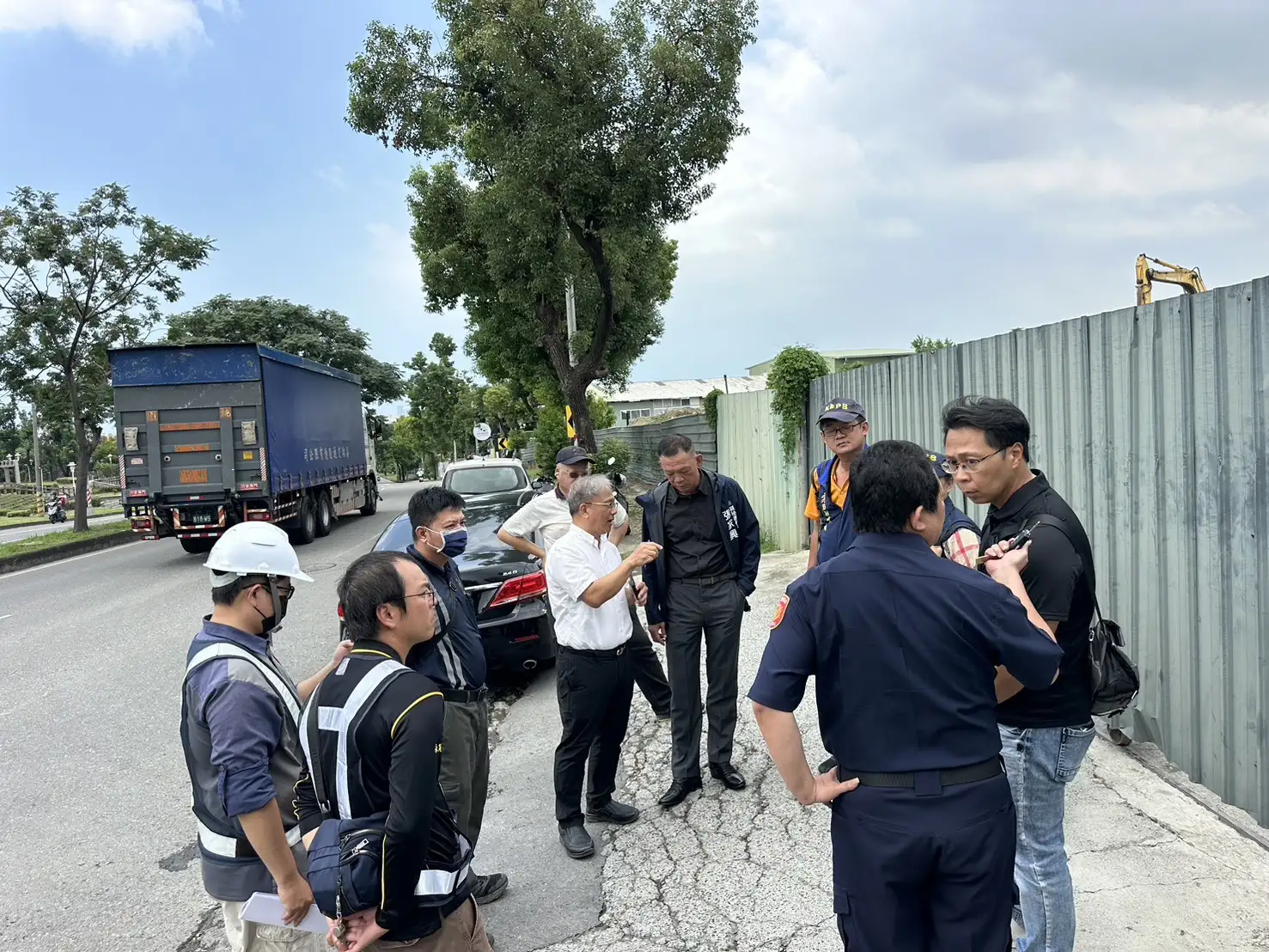 高市府澄清,大坪頂工程物料暫置場僅堆放工程土方與瀝青,使用符合規定,非非法棄置。(高市府提供)