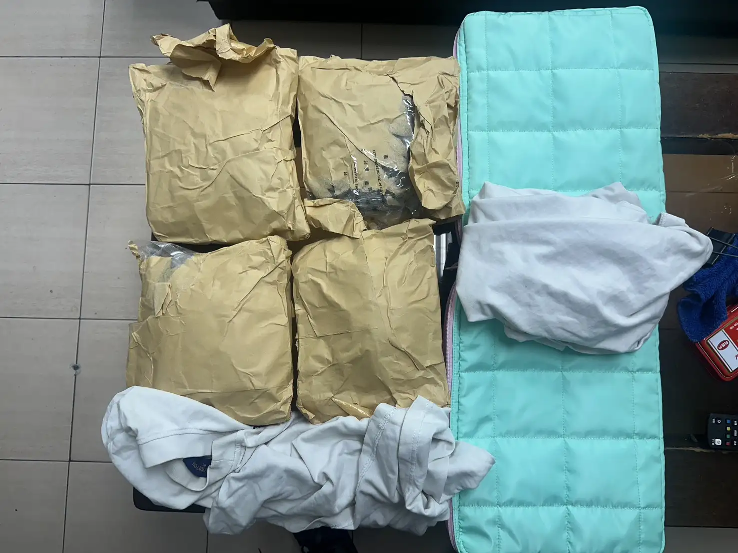刑事局查獲國際郵包,內層層包裹竟暗藏大麻花,重量達一點二公斤。(圖/刑事局提供)