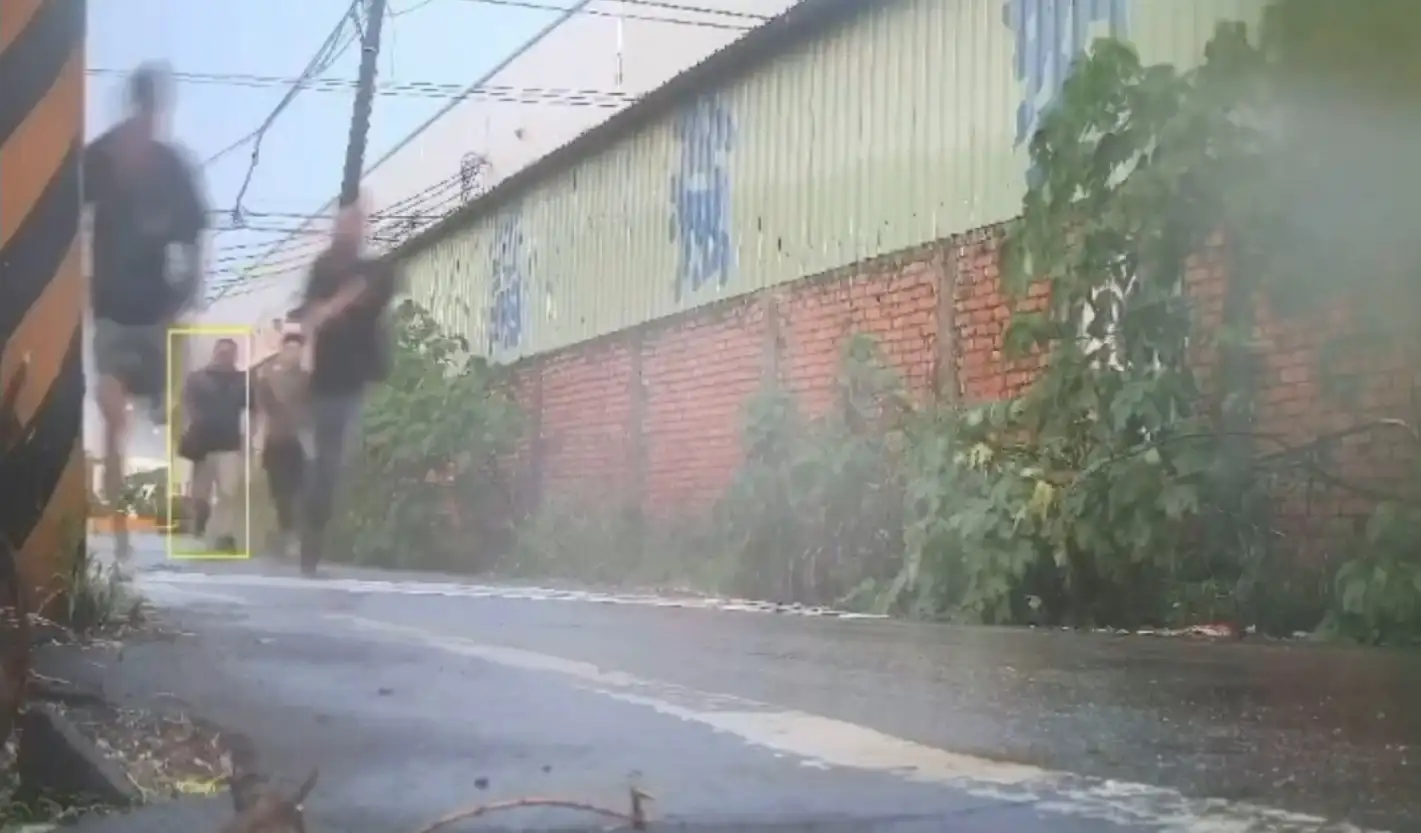 警方執行緝毒行動時,果斷對空鳴槍嚇阻,順利逮二嫌送辦。(圖/刑事局提供)