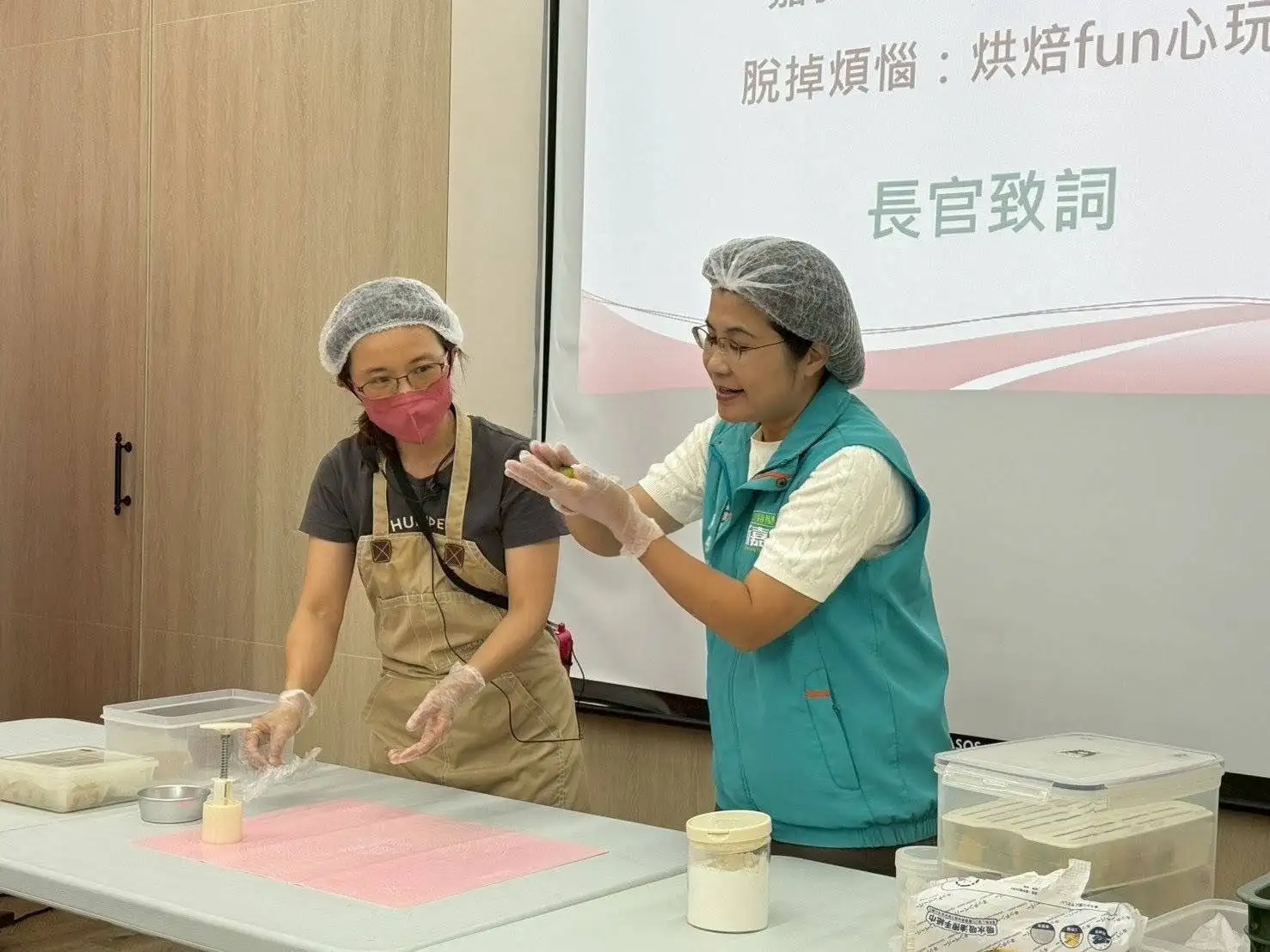 嘉義縣衛生局長趙紋華帶領民眾體驗冰皮月餅製作,透過烘焙過程傳遞心理健康理念。(圖/嘉義縣衛生局 提供)