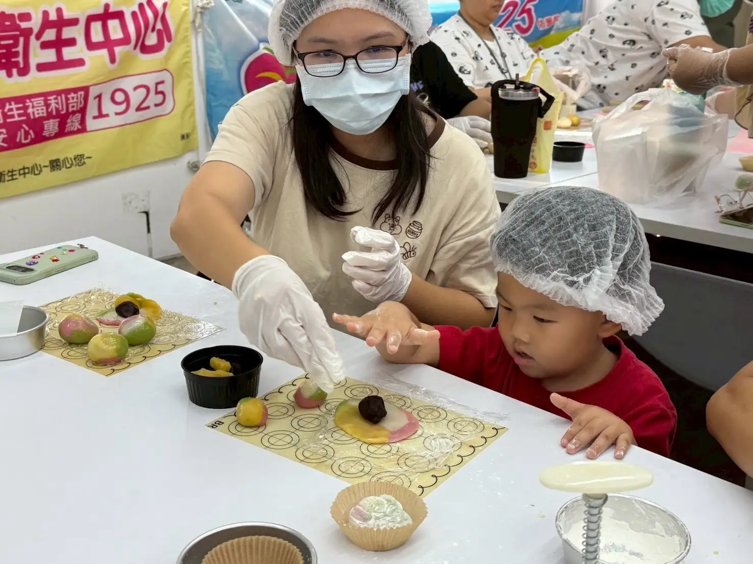 親子共同搓揉麵糰、挑選餡料,現場氣氛溫馨熱絡。(圖/嘉義縣衛生局 提供)