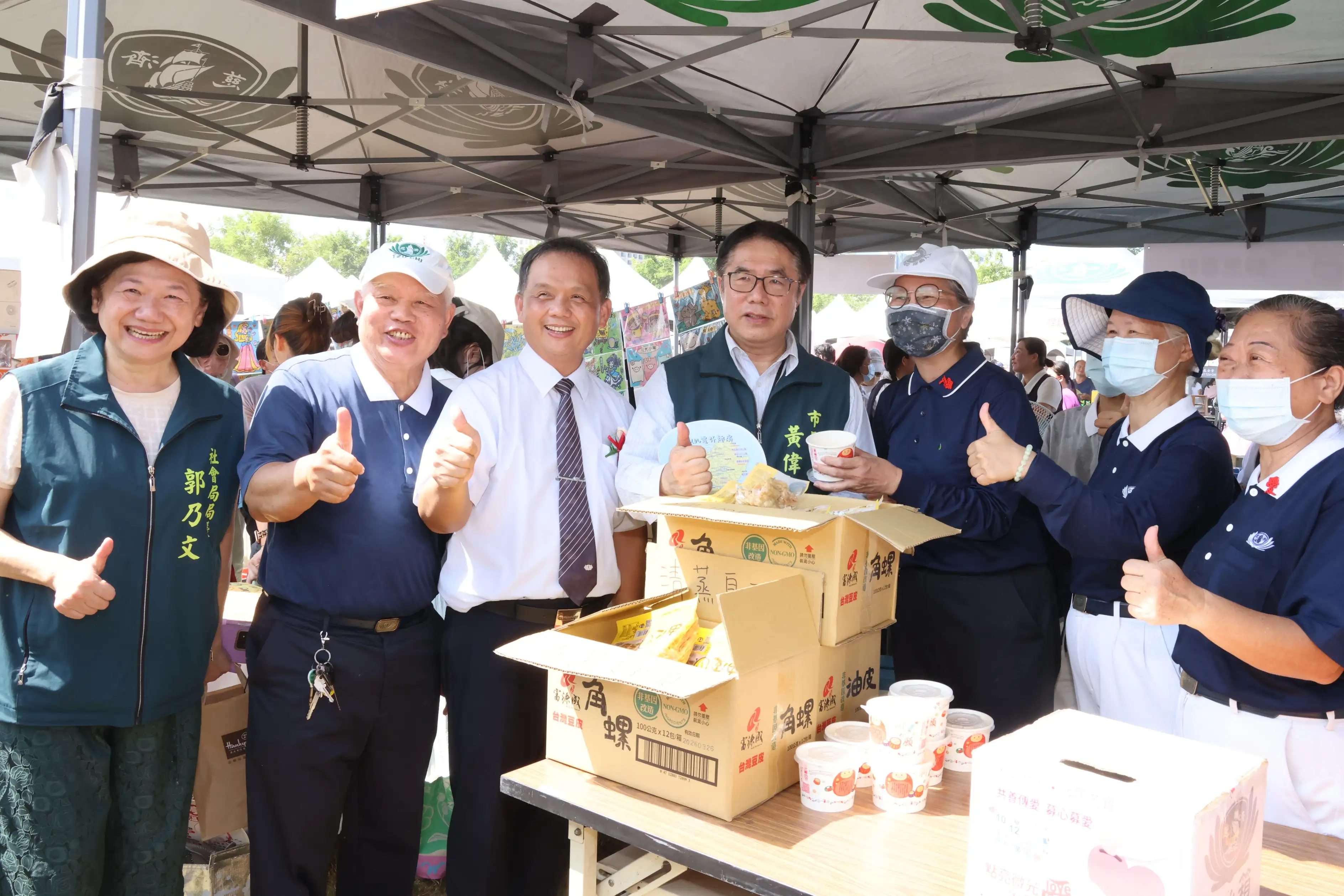 台南市長黃偉哲走訪各園遊會攤位，互動熱絡（圖／慈濟提供）