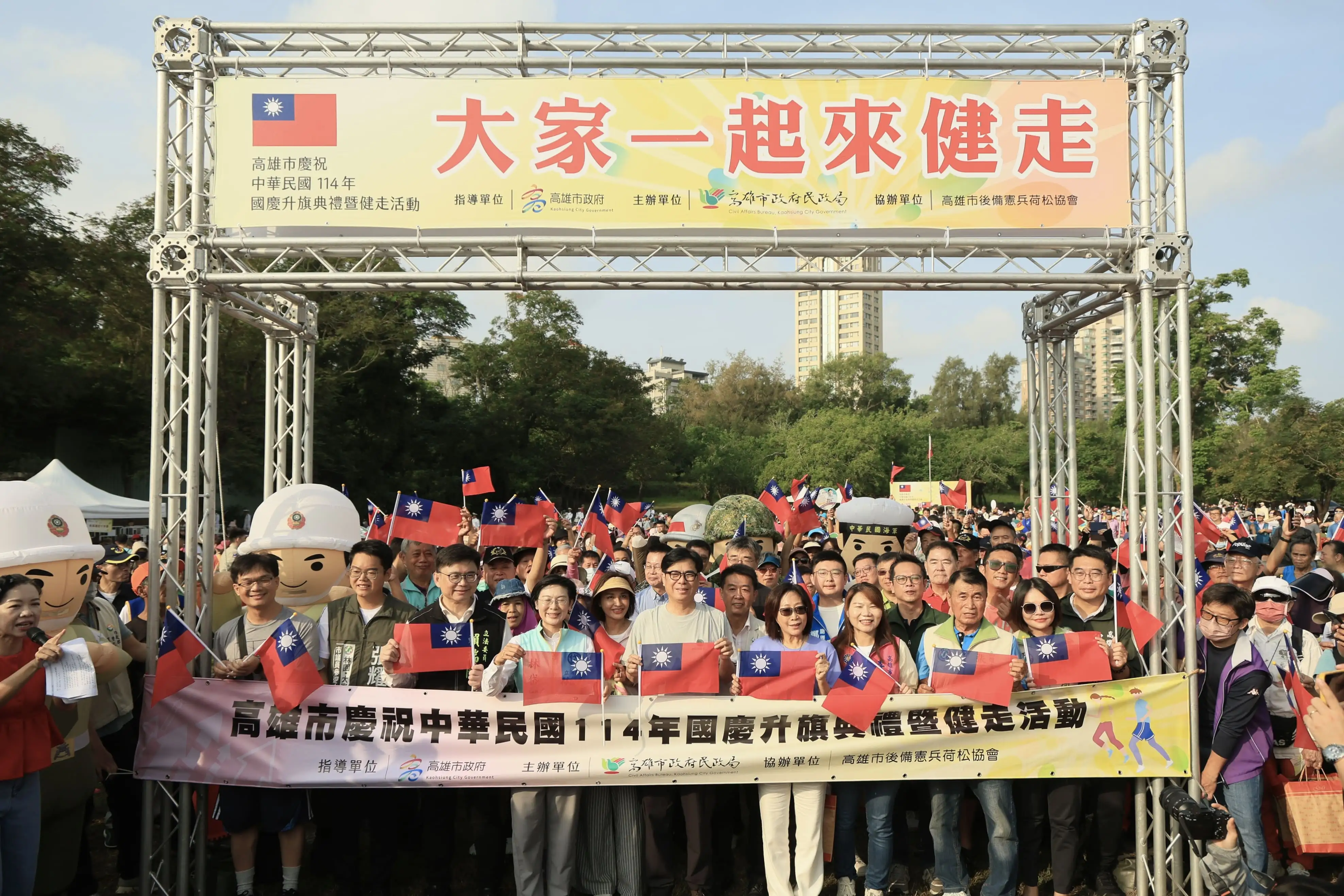 市長陳其邁國慶升旗後與市民一同健走,沿途向熱情民眾揮手致意。(高雄市政府提供)