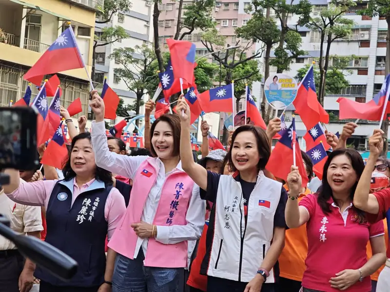 柯志恩出席果貿社區國慶升旗：盼國旗飄遍高雄 展現中華民國榮耀