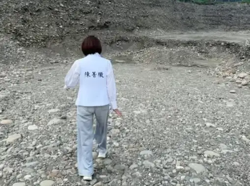 立委陳菁徽指出,小港區大坪頂出現「柏油山」,痛批陳其邁市長的「震怒」早已是廉價政治表演。(記者吳文生翻攝)