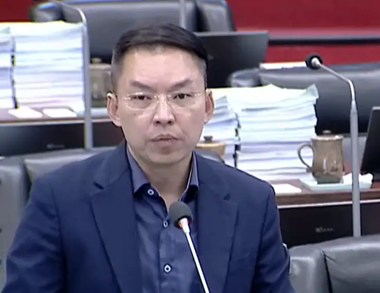 高雄市議員黃文益呼籲市府與捷運局督促高捷公司改善，在出入口增設雨遮設施，保障乘客雨天安全便利進出捷運站。（記者吳文生攝）