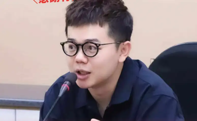高雄市議員張博洋指出，全市仍有四千多個公車站未設座椅，無法滿足市民需求，呼籲市府加速改善。（記者吳文生攝）