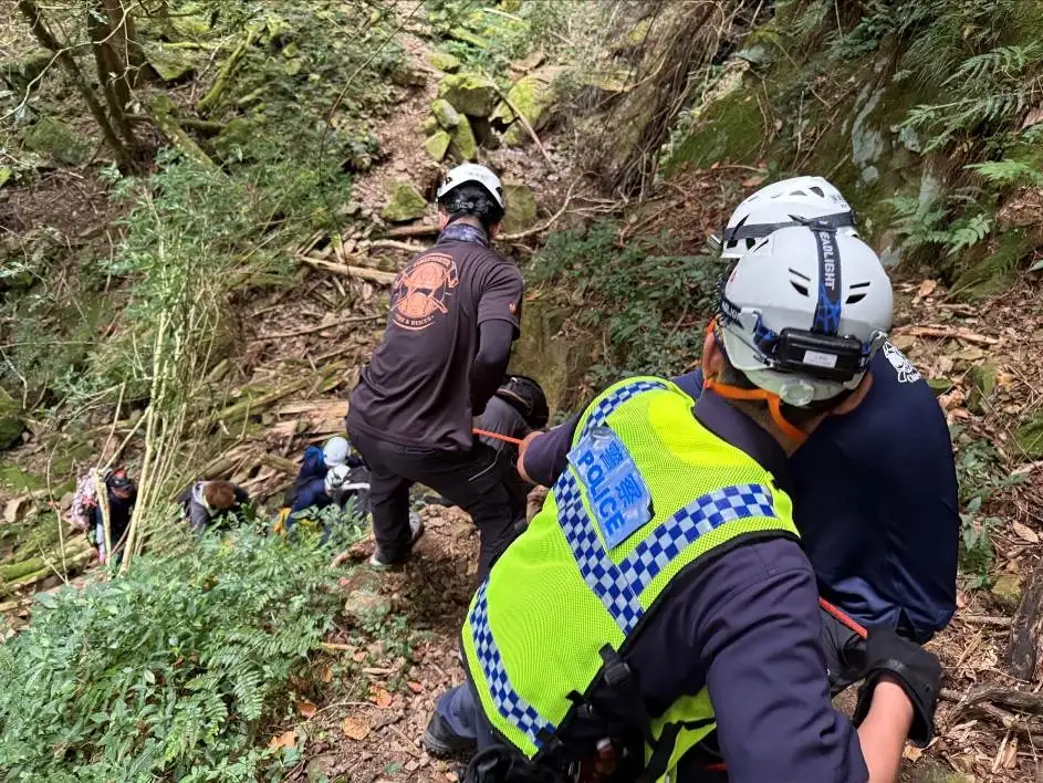 警消以徒手搬運方式將受傷男童從陡峭山路後撤脫困，沿途不斷安撫情緒，展現專業與同理心。(圖/竹崎分局提供)