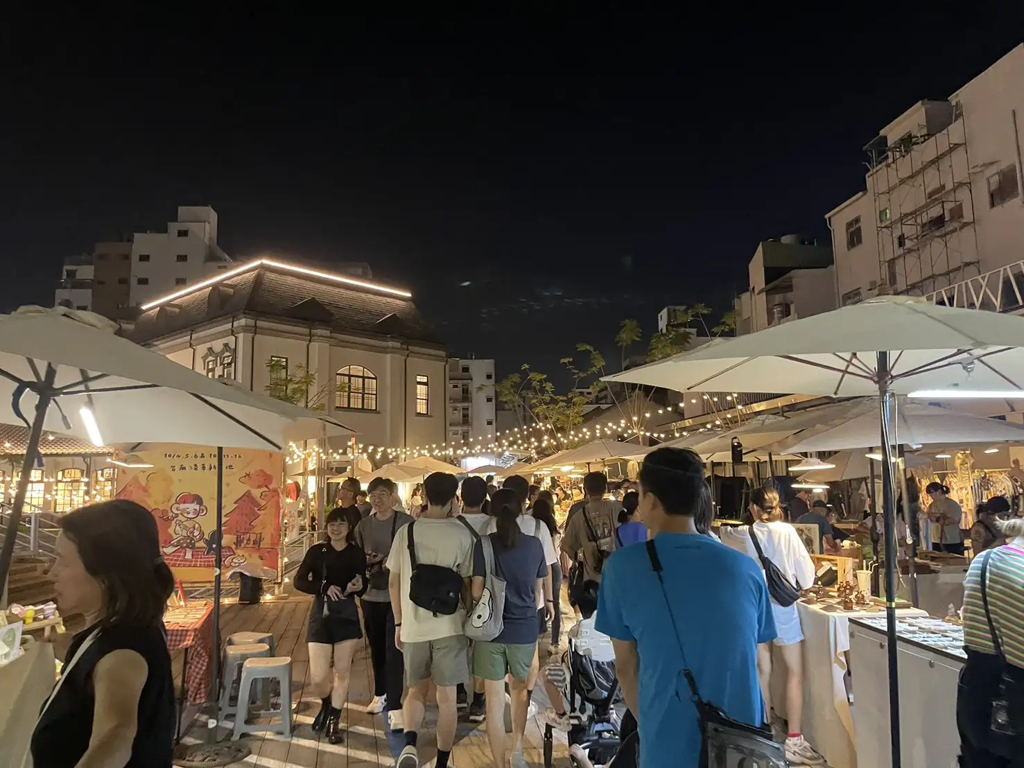 國華海安商圈市集逛街人潮。(圖/臺南觀旅局 提供)