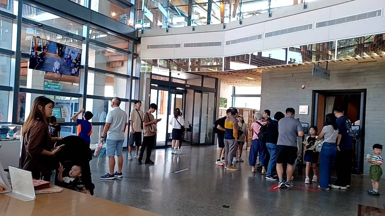 親子旅客遊玩左鎮化石園區。(圖/臺南觀旅局 提供)