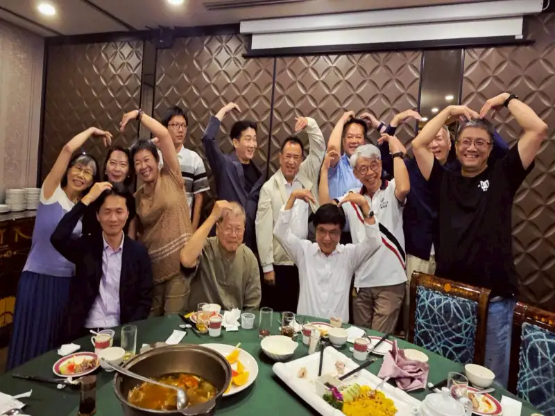 高師大書法所校友餐會熱鬧登場　師生共慶畢業展與郭芳忠老師壽宴