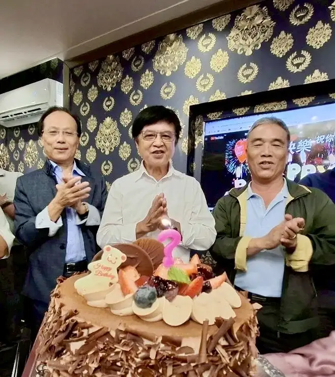 高師大書法研究所校友餐會現場氣氛熱絡，師生與校友近百人齊聚一堂，共同慶祝112級畢業展開幕與郭芳忠老師壽宴。（張惠雯提供）