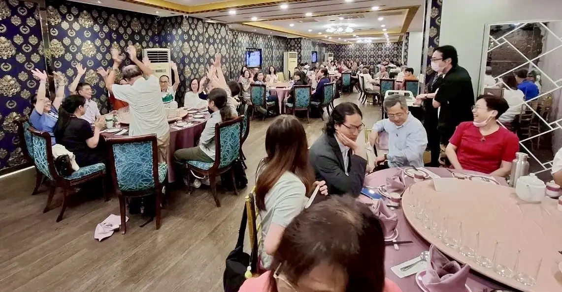 高師大書法研究所校友餐會現場氣氛熱絡，師生與校友近百人齊聚一堂，共同慶祝112級畢業展開幕與郭芳忠老師壽宴。（張惠雯提供）