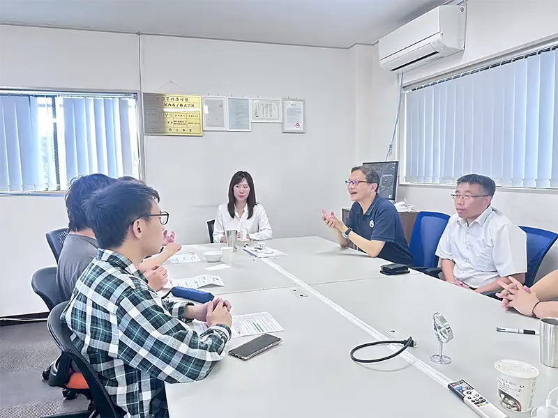 副校長鐘俊顏率團至企業端(日本尼西電子)座談,關懷實習生學習近況。(圖/崑山科技大學 提供)
