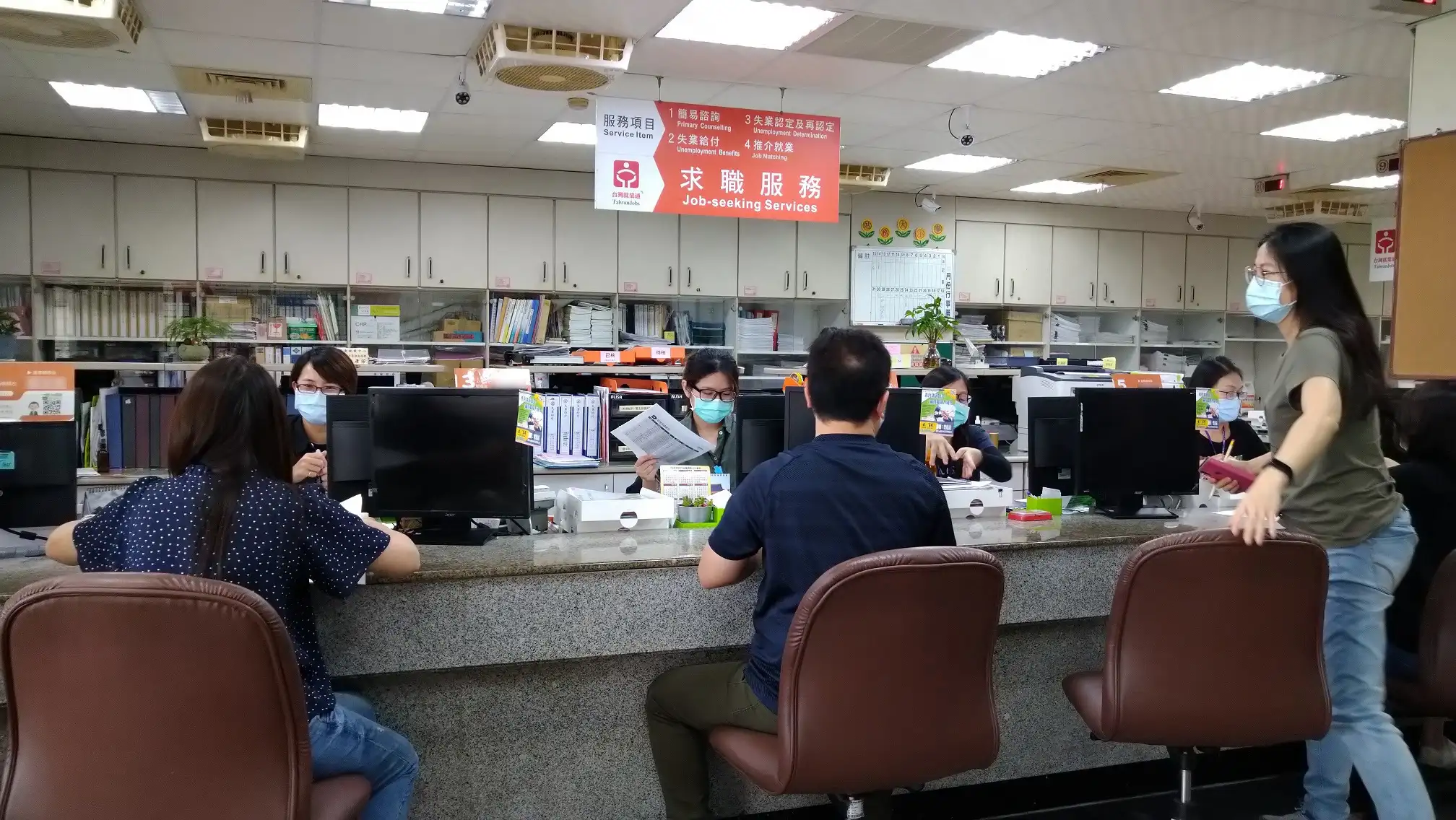 勞動部高屏澎東分署就業中心主動協助失業勞工媒合職缺,協助重返職場。(圖/勞動部高屏澎東分署 提供)