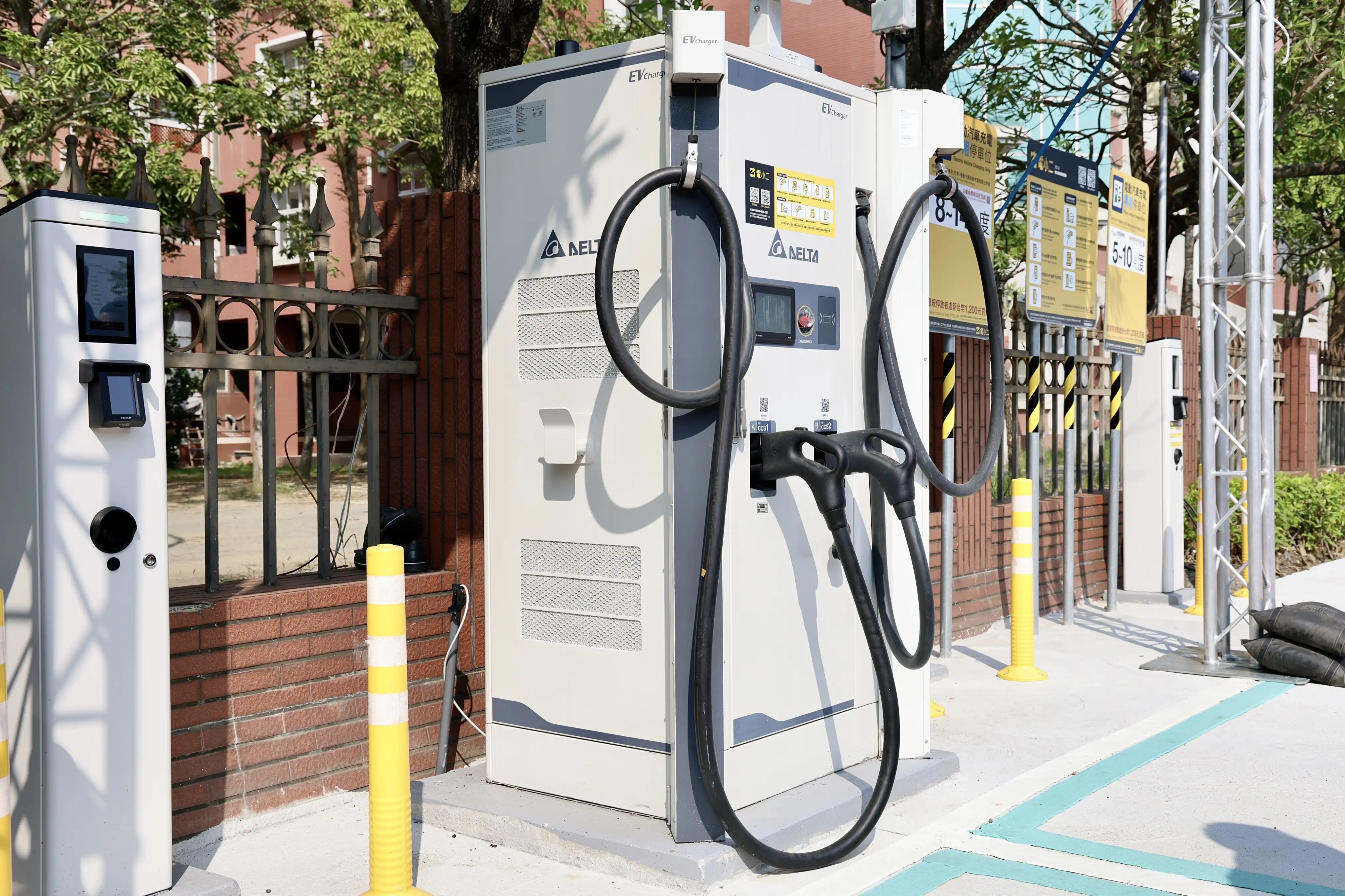 台南市37行政區皆設有充電站，市府持續擴建充電設施，逐步實現「區區有快充」政策目標。(圖/台南市政府 提供)