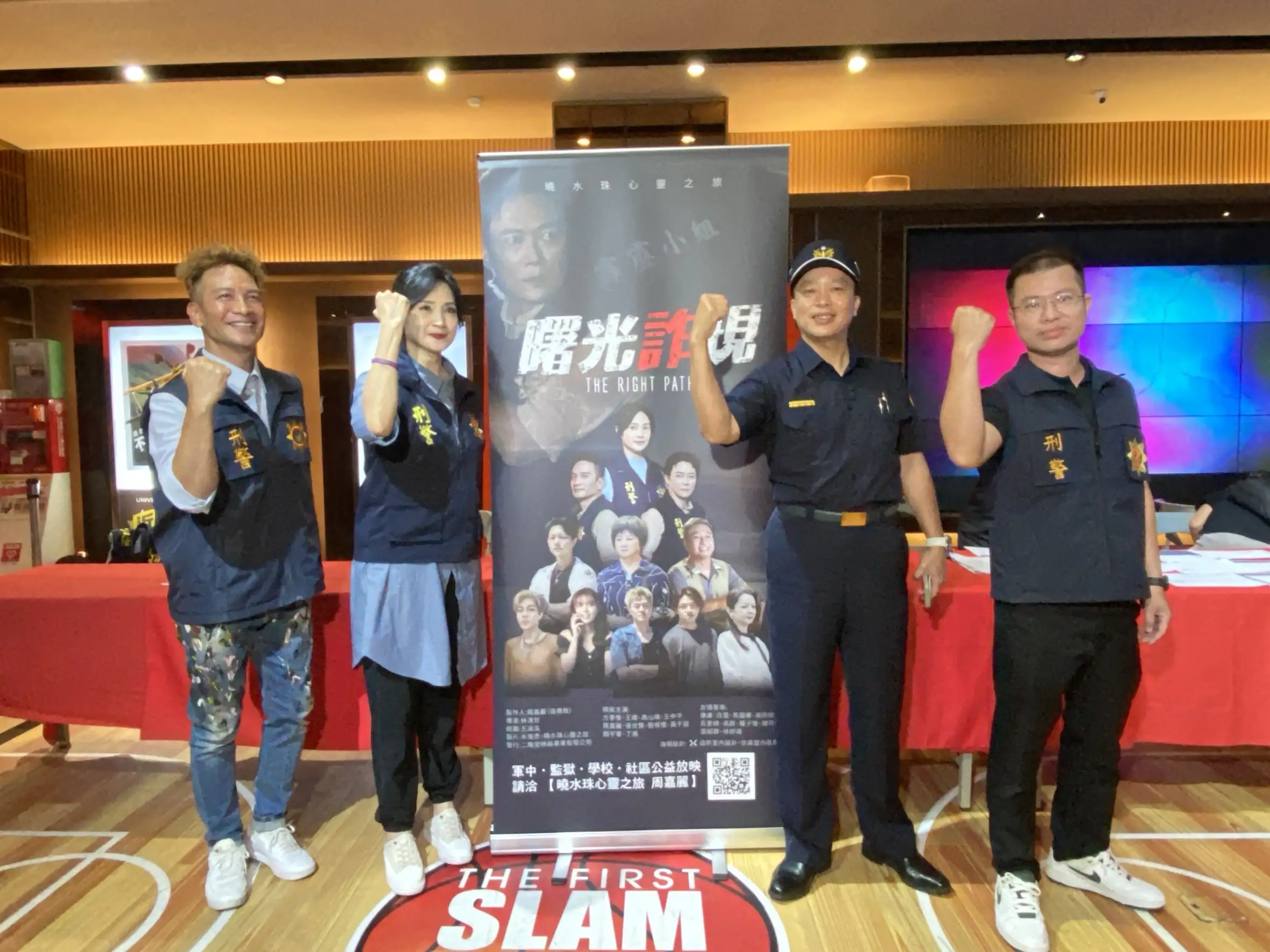 中埔分局長曾裕景化身「夜市叫賣哥」，以幽默方式提醒民眾防範投資詐騙。(圖/中埔分局 提供)