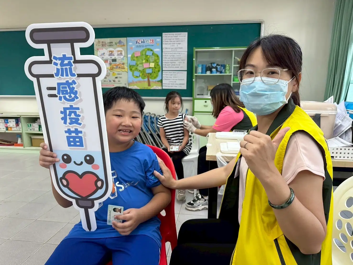 布袋鎮衛生所協助校園集中施打流感疫苗,師生踴躍參與,強化免疫保護。(圖/嘉義縣衛生局 提供)