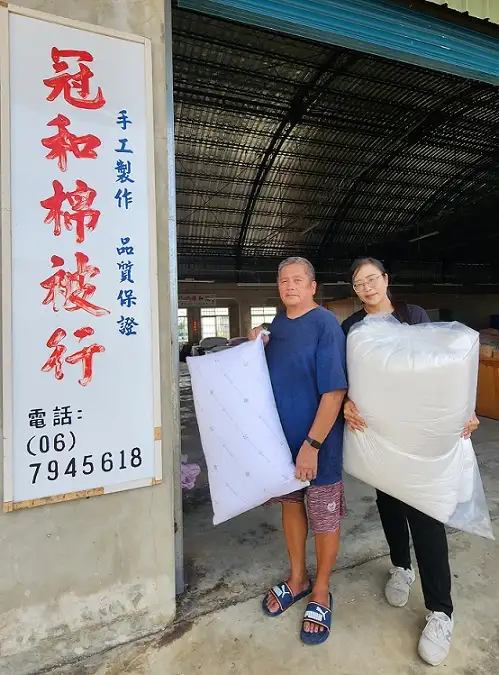 堅持傳承手工製被職人精神與技藝的蔡順龍(左)、蔡雯雅(右)父女。(圖/臺南市政府觀旅局 提供)