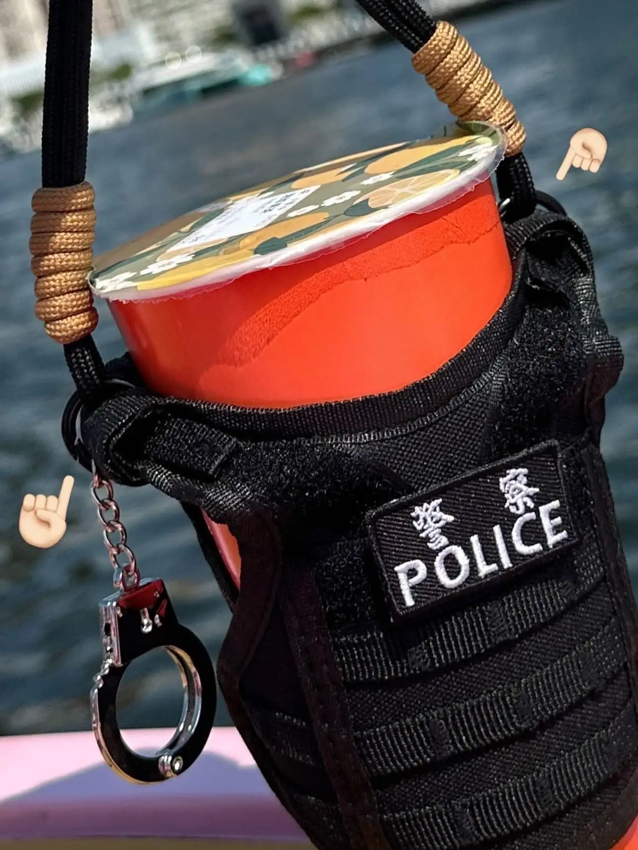 小港分局推出「粉紅旋風反詐活動」,以創意萌趣的警用防彈背心造型杯套,吸引民眾關注防詐議題。(圖/小港分局 提供)