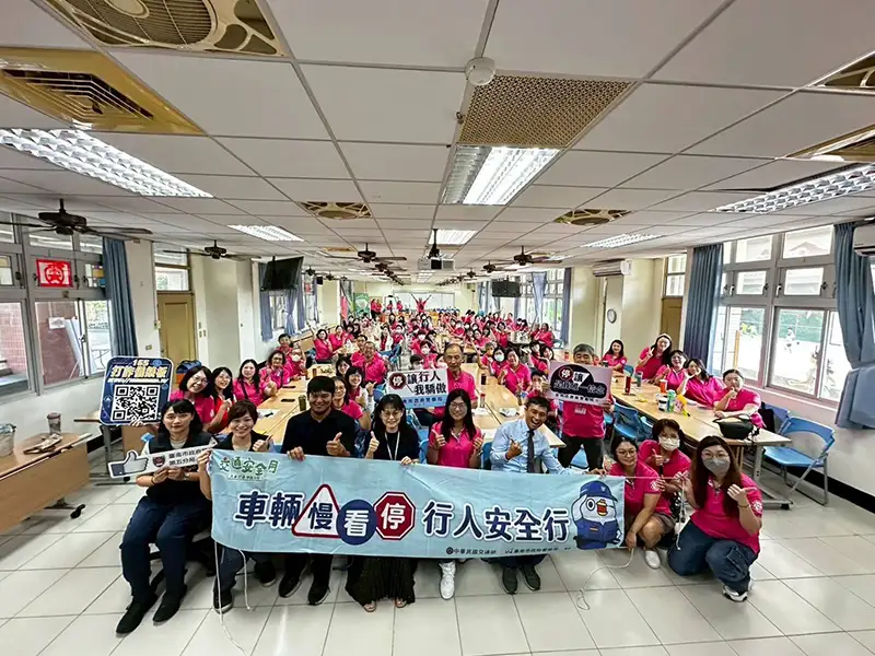 守護校園不缺席!南市警五分局攜志工推動交通與防詐教育。(圖/臺南第五分局 提供)