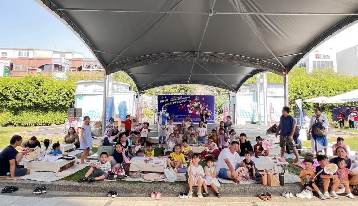 良友盃繪畫比賽現場,小朋友與家長一同參與創作體驗 (圖/記者林怡孜攝)