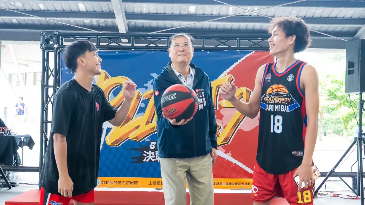 勞工局長江健興(中)親自為決賽開球揭幕,並向現場外籍朋友宣導勞動權益。(高雄市勞工局提供)