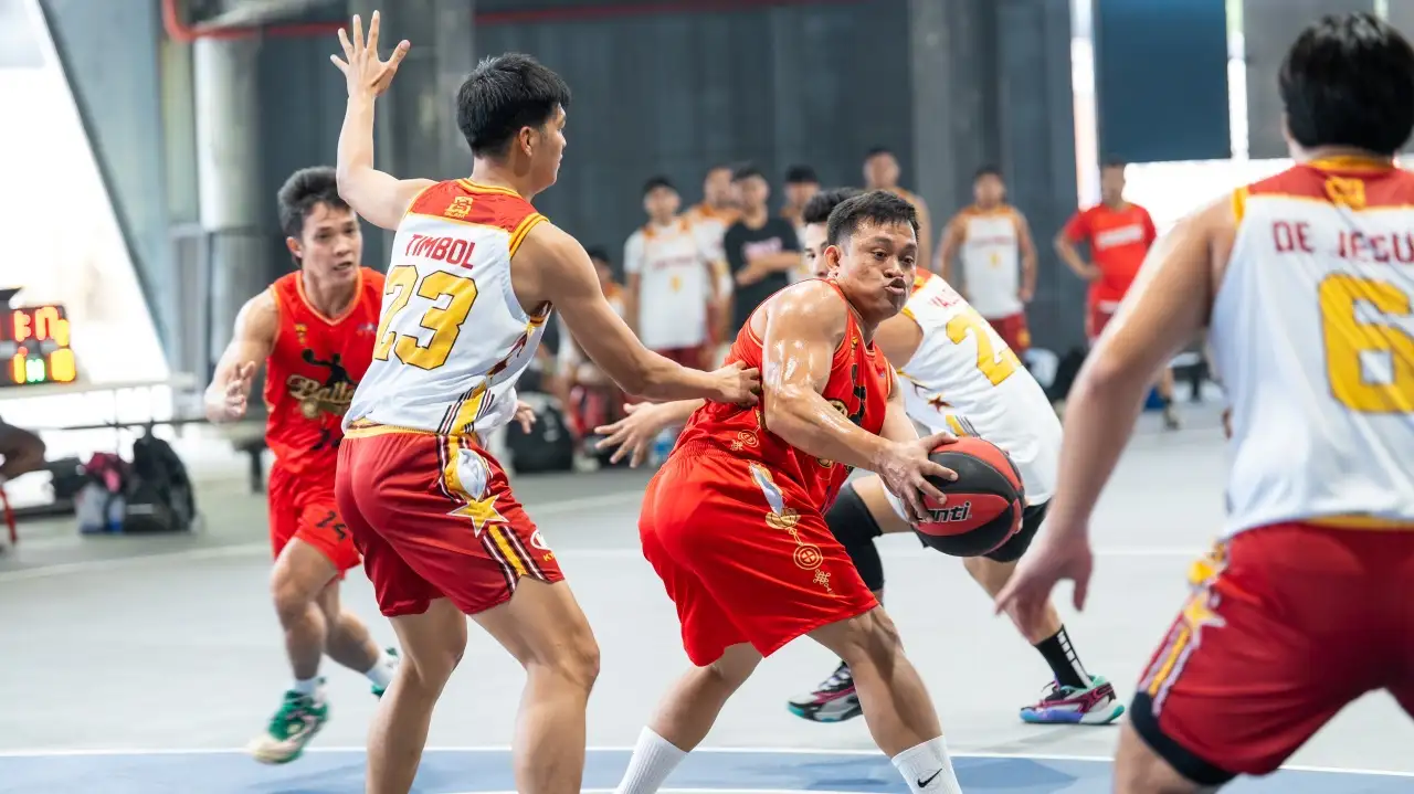 參賽球員全力以赴、拚勁十足,展現高超球技與團隊默契,觀眾歡呼聲不斷。(高雄市勞工局提供)