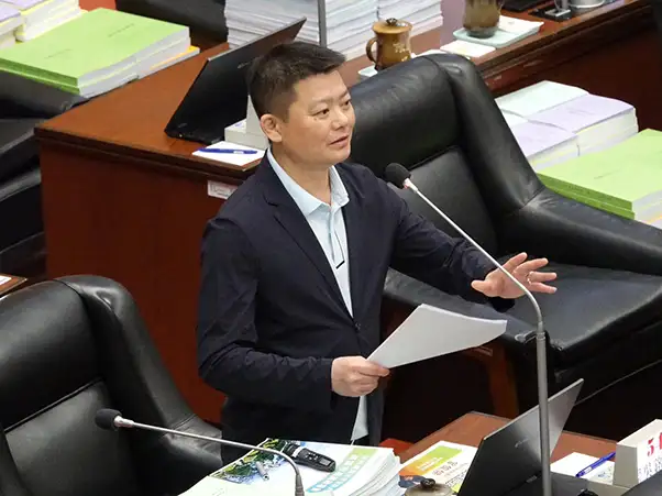 副議長曾俊傑表示,樂見果嶺公園吸引人潮,但停車與接駁問題仍待改善。(記者吳文生攝)