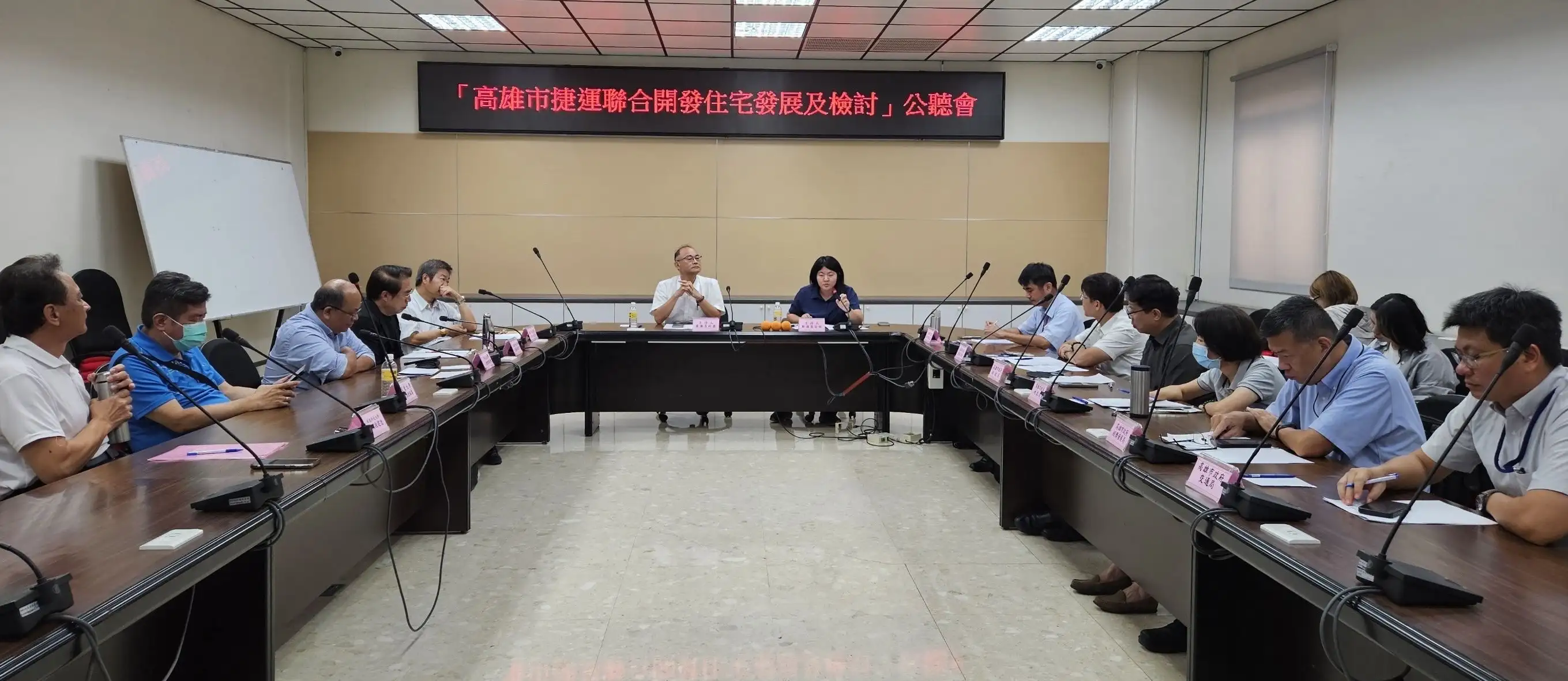 高雄市議會舉辦捷運聯合開發住宅發展及檢討公聽會,由黃柏霖及鄭安秝議員共同主持。(記者吳文生攝)
