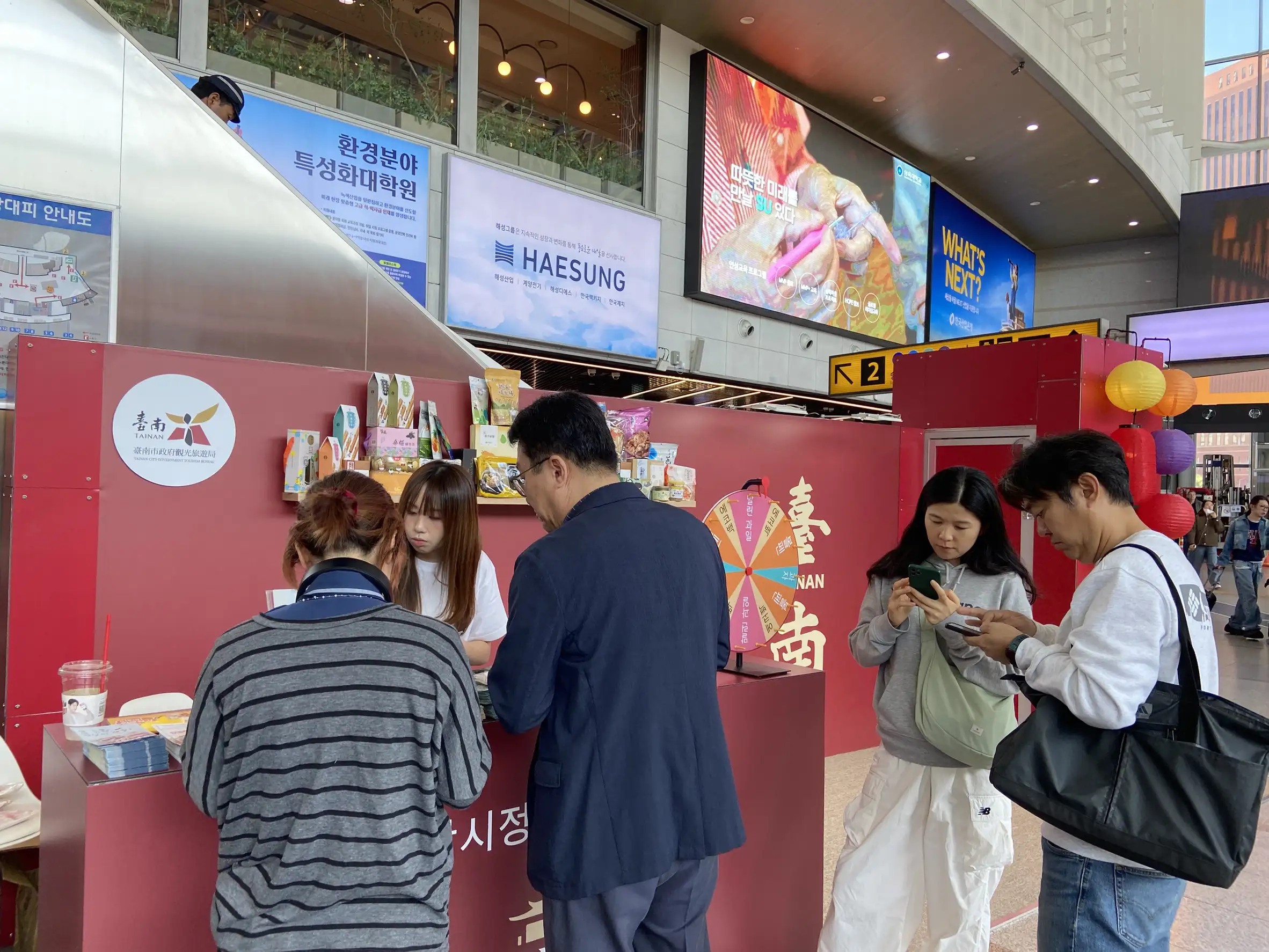 臺南市政府觀光旅遊局於首爾火車站舉辦臺南觀光推廣活動。(圖/台南市政府 提供)