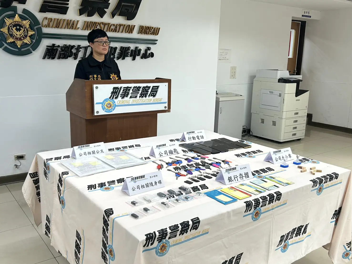 檢警呼籲民眾切勿出租帳戶或協助他人處理金流,避免淪為洗錢共犯,共同防堵詐騙集團危害社會。(圖/偵查第八大隊 提供)