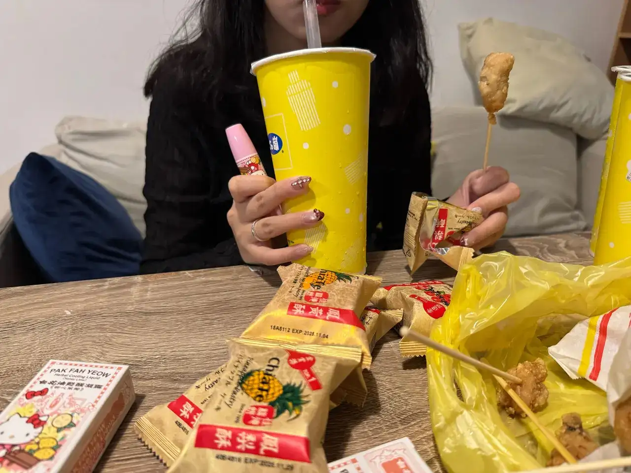 粉絲整理出 Rosé 飲料、Lisa 鹹酥雞、Jisoo 白花油、Jennie 髮圈的「BLACKPINK 套餐」,成為社群爆紅話題。(圖/取自 高雄 陳其邁臉書)