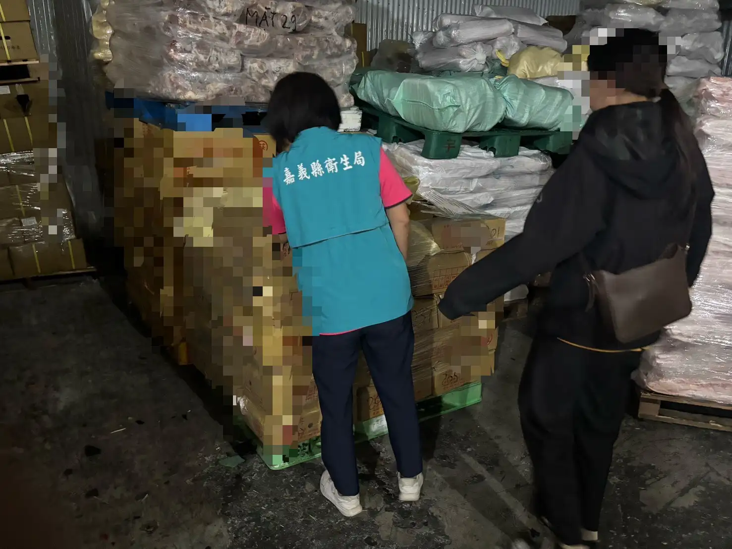 嘉義縣衛生局稽查人員前往市場查核肉品來源,確保豬肉產品流向安全。(圖/嘉義縣衛生局 提供)
