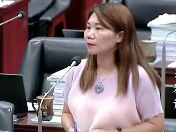 高雄市議員李雅靜指出,城市綠地不該只是「有樹、有草」,應有穩定維護機制與合理預算,確保市民休憩與城市永續。(記者吳文生攝)