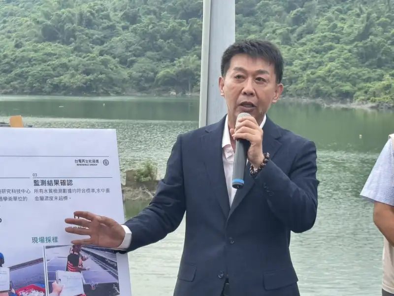 許智傑考察鳳山、阿公店水庫浮體光電案場　水質檢測均符合標準