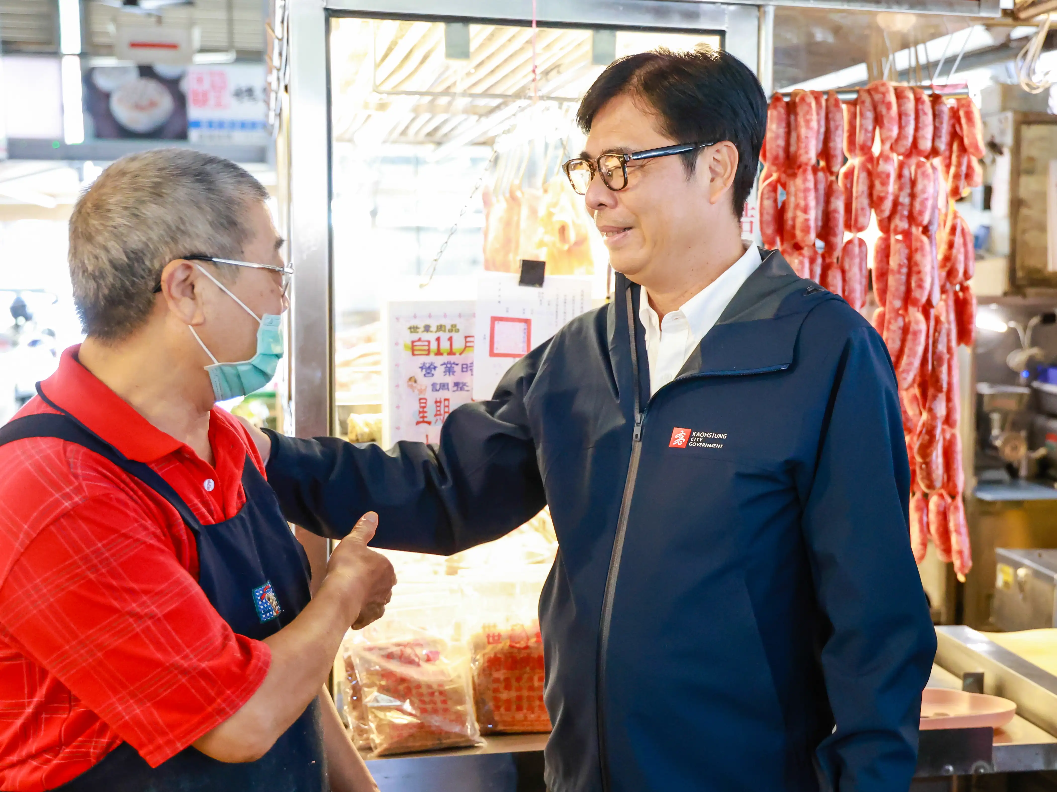 陳其邁市長巡視超市與傳統市場,瞭解豬肉供應及防疫措施,強調市售豬肉安全可安心食用。(高雄市政府提供)