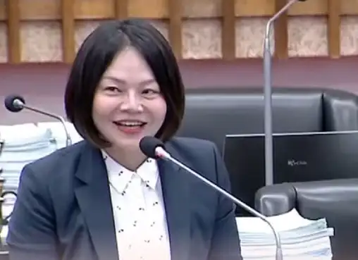 市議員湯詠瑜質詢時強調，高雄淨零轉型需盡速建立公民參與機制。（記者吳文生攝)