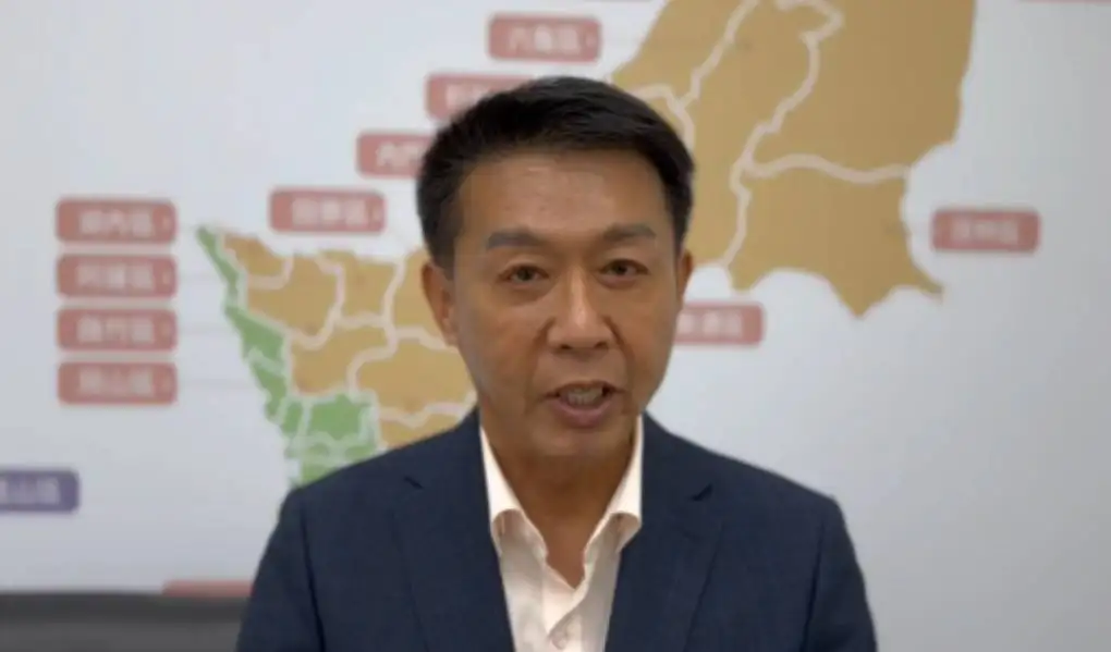 立委許智傑呼籲柯志恩以實際行動支持對高雄最有利的財劃法修正案，而非僅止於掛看板的宣示。（記者吳文生攝）