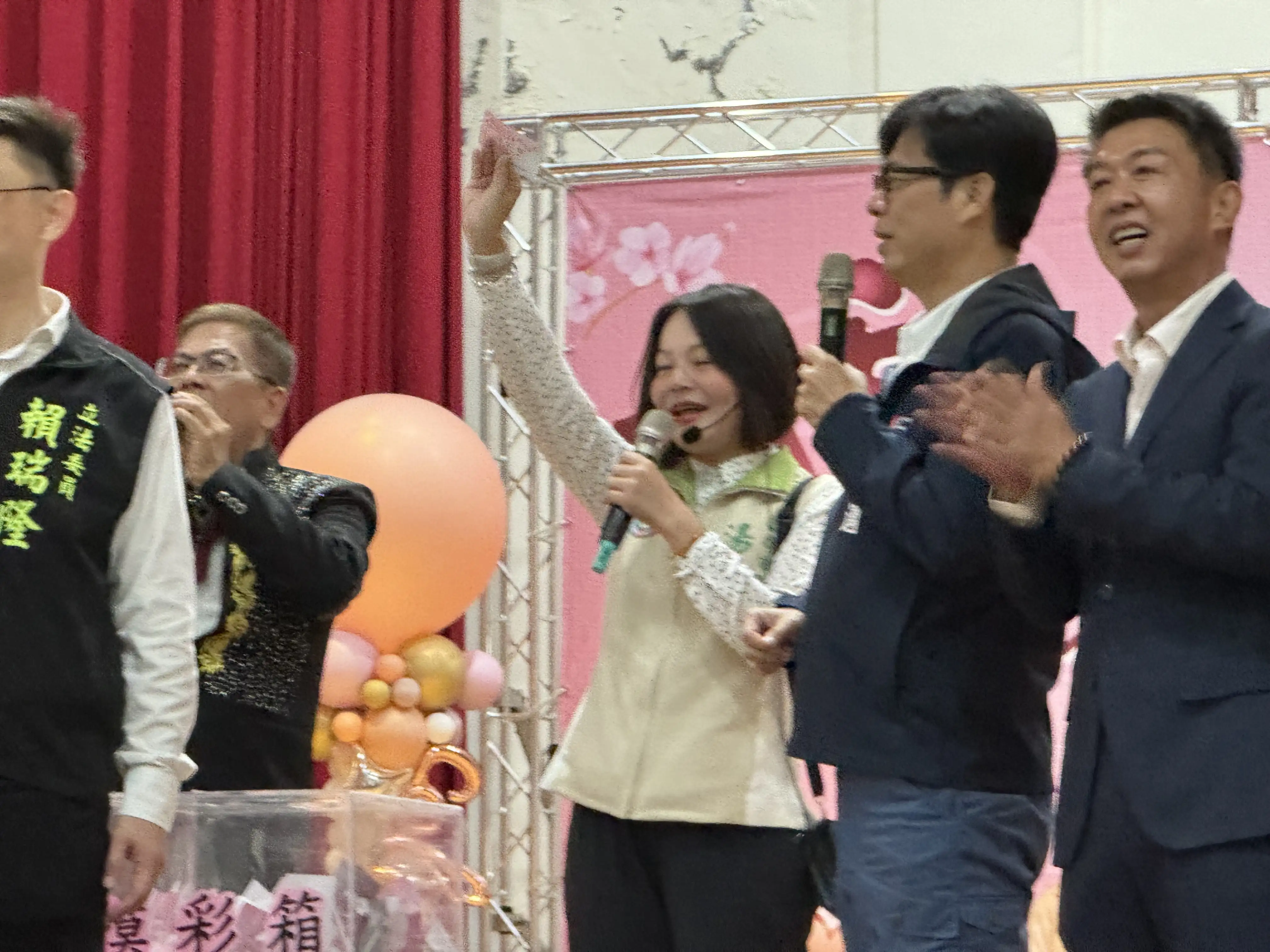 新興區重陽敬老聯歡活動於二十五日上午在高雄商工大禮堂登場,市長陳其邁出席活動,帶來多項摸彩好禮,與長輩同樂,氣氛熱絡歡樂。