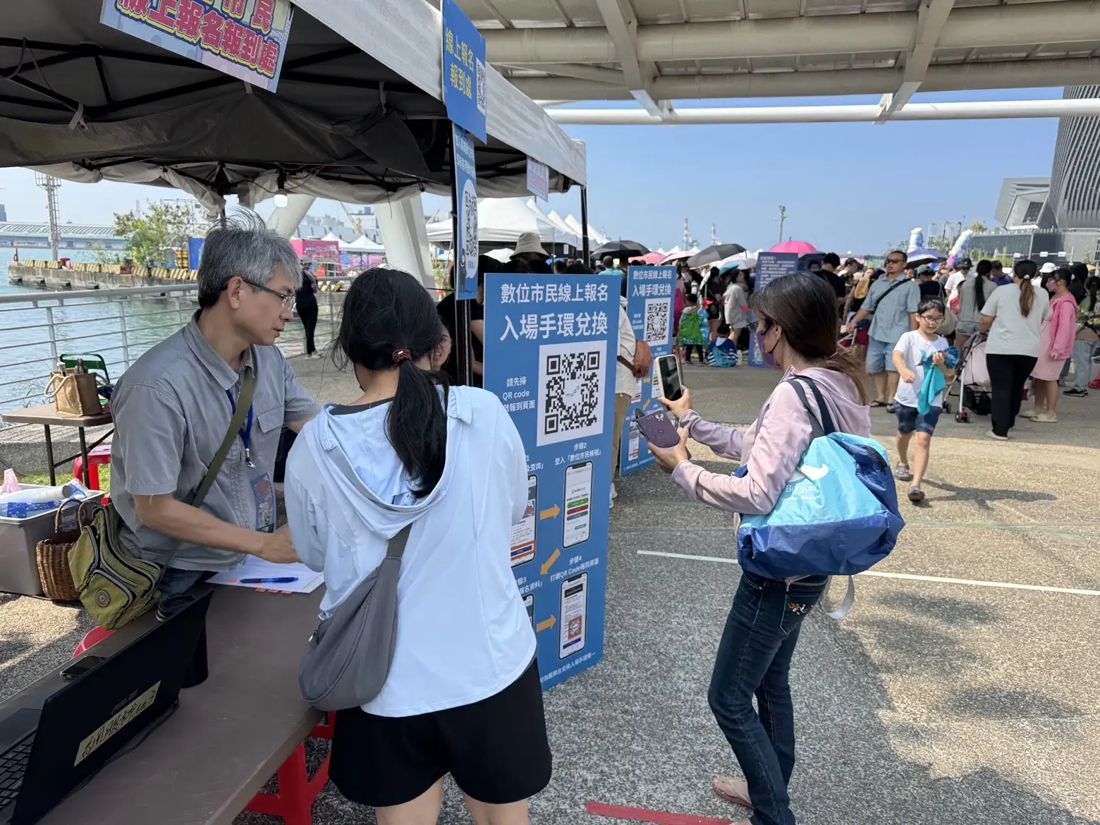 高雄市政府研考會與鴻海智慧城市平台合作推出「數位市民線上報名快速通關系統」,於海洋派對氣墊樂園區試辦,民眾反應熱烈,市府將評估擴大推動。(高雄市政府提供)